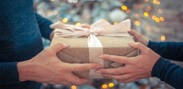 Best Ways to Send Gifts to Pakistan from UK | Gifts Aura