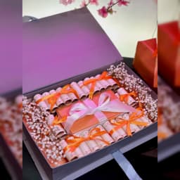 Elegant Cash & Flowers Gift Box thumbnail 2