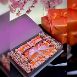 Elegant Cash & Flowers Gift Box thumbnail 1