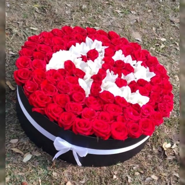 Signature Bloom Box 100 Roses with Custom Lettering Luxury Gift Pakistan
