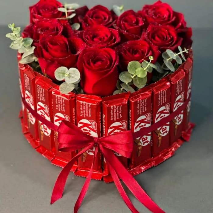 Rose & KitKat Blend Arrangement Roses with Chocolates Gift