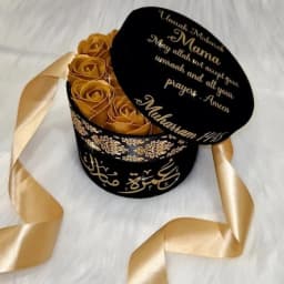 Personalised Umrah Gift Box Luxury Velvet Box with Roses & Chocolates thumbnail 3