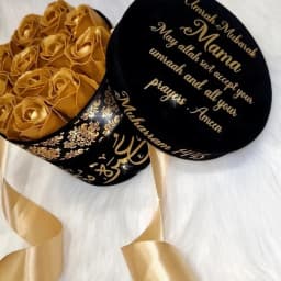 Personalised Umrah Gift Box Luxury Velvet Box with Roses & Chocolates thumbnail 6