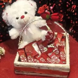 Kit Kat Love Basket 15 Kit Kats & Teddy Bear Gift Hamper thumbnail 1