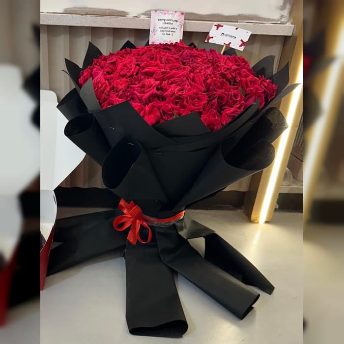 Luxury 100 Red Roses Flower Bouquet in Pakistan
