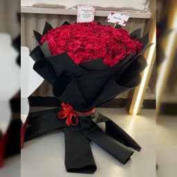 Luxury 100 Red Roses Flower Bouquet in Pakistan thumbnail 1
