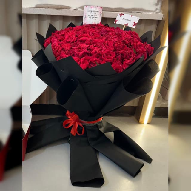 Luxury 100 Red Roses Flower Bouquet in Pakistan